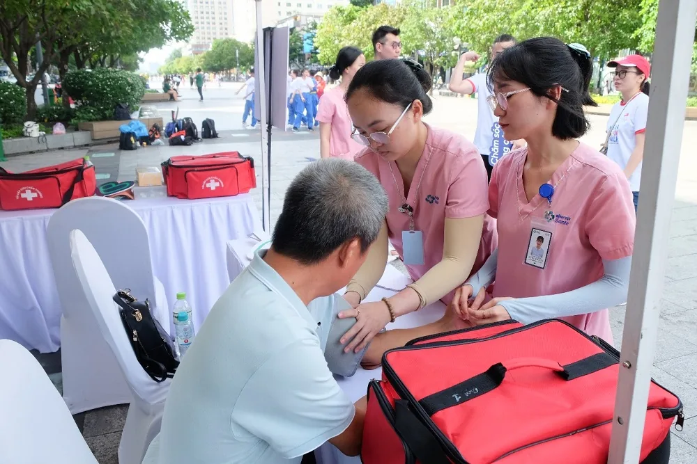 Bệnh viện Sante bảo trợ y tế chương trình đi bộ cùng lãnh sự quán Indo - 2