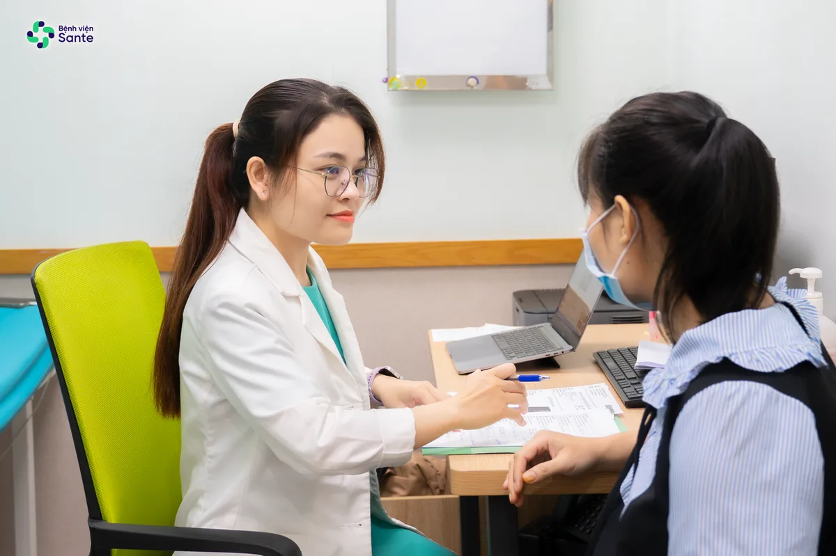 산테 병원 의료진이 수검자와 병력을 상담하고 건강 관리 방안을 논의하고 있습니다