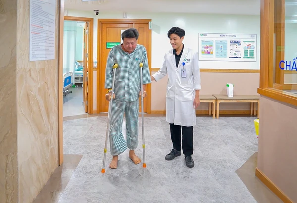 Bệnh nhân sau phẫu thuật thay khớp tự tin tập đi vững vàng cùng khung hỗ trợ tại Bệnh Viện Đa Khoa Sante