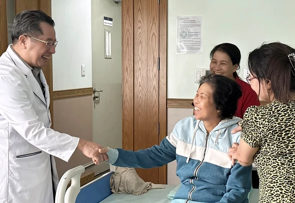Khoảnh khắc bác sĩ Bệnh Viện Đa Khoa Sante nắm tay chúc mừng người bệnh hồi phục sức khỏe và an tâm xuất viện cùng gia đình