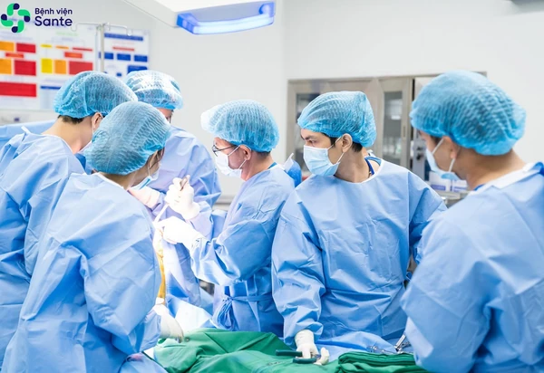 PGS.TS.BS Tăng Hà Nam Anh cùng ekip phẫu thuật hàng đầu tại Bệnh Viện Đa Khoa Sante