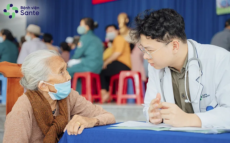 Bác sĩ Bệnh viện Sante thăm khám bệnh cho người dân xã An Thới Đông